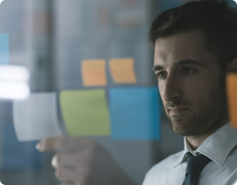 Mann analysiert Daten mit Post-its