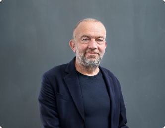 Meinhard Lukas im dunklen Anzug